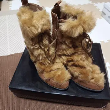 퍼 달린 브라운 부츠