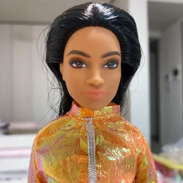 광택이 나는 오렌지색 자켓 인형 본체