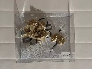 성인식 졸업식 베이지와 블랙 꽃 장식