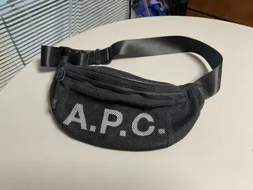A.P.C. 메쉬 바디백 블랙