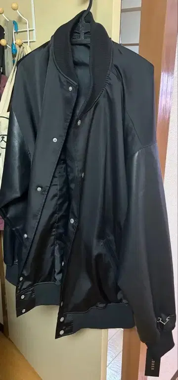 블랙 가죽풍 바시티 자켓