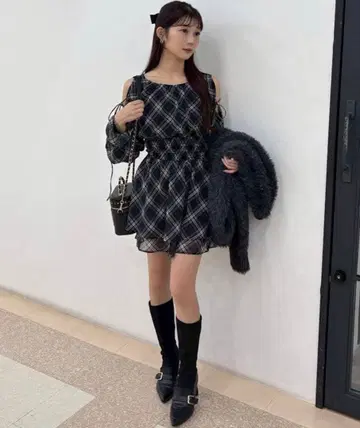 NICE CLAUP 어깨 트임 셔링 튜닉