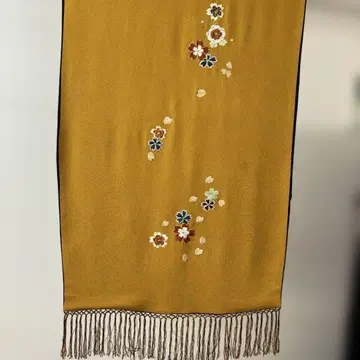 꽃무늬 자수 스톨 머스타드 블랙
