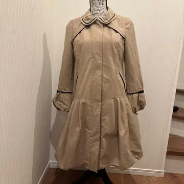 베이지 플레어 실루엣 코트