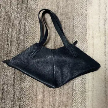 B-stuff 블랙 가죽 핸드백