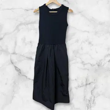 네이비 슬리브리스 니트 원피스