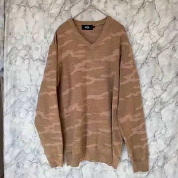 아줄 뉘앙스 컬러 x 루즈 캐주얼 카모플라쥬 느낌의 추상 패턴 V넥