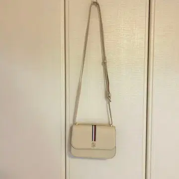 타미 힐피거 베이지 스트라이프 숄더백