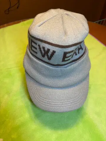 NEW ERA 그레이 니트 모자 챙 부착