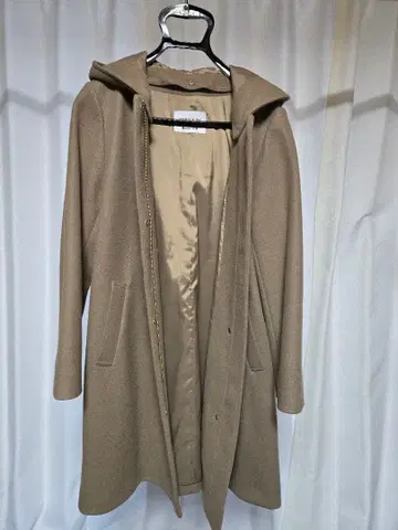 후드 부착 베이지 롱 코트