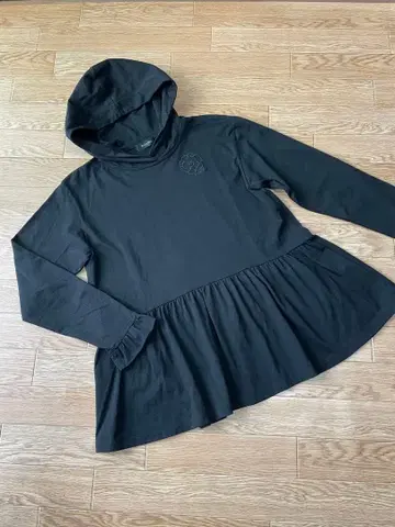 잉게보그 후드 레이어드 까멜리아 자수 티셔츠보다 도톰한 원단 상의