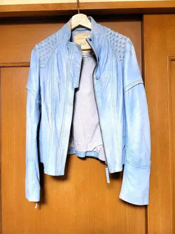 매립형 스터드 디자인 데미지 가죽 자켓 특이한 라이트 블루