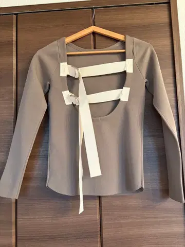 leinwande 백 벨티드 니트 탑