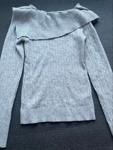 그레이 오프숄더 리브 니트 긴팔