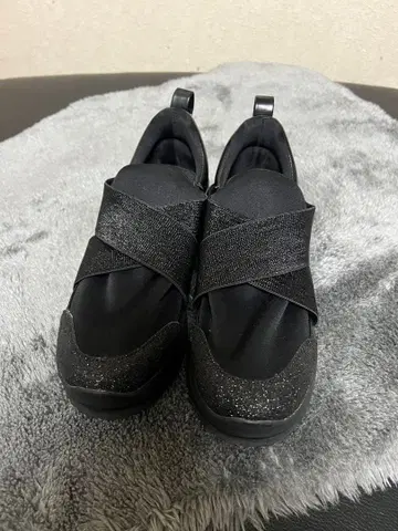 새상품 누디워크 크로스 벨트 스니커즈 22.5 디노스 블랙