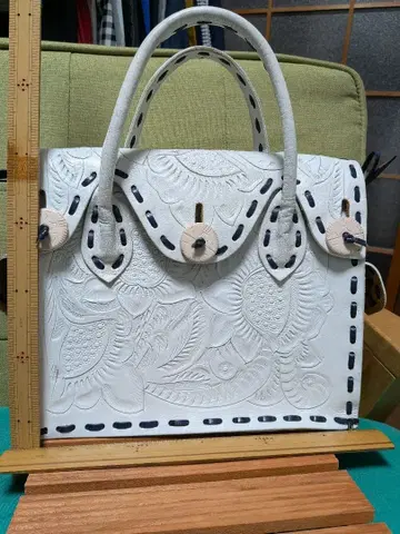 그레이스 콘티넨탈 카빙 트라이브스 마에스트라 가죽 핸드백 화이트