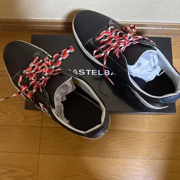 자수 패치가 달린 블랙 스니커즈