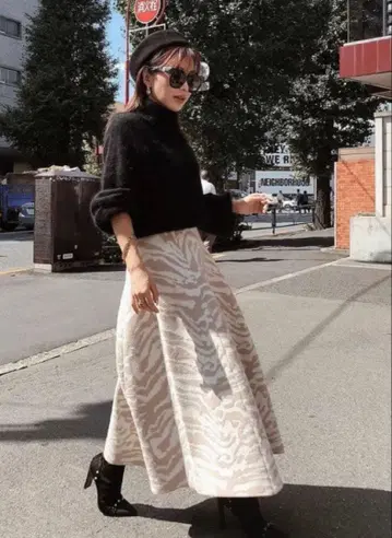 제브라 자카드 니트 플레어 스커트