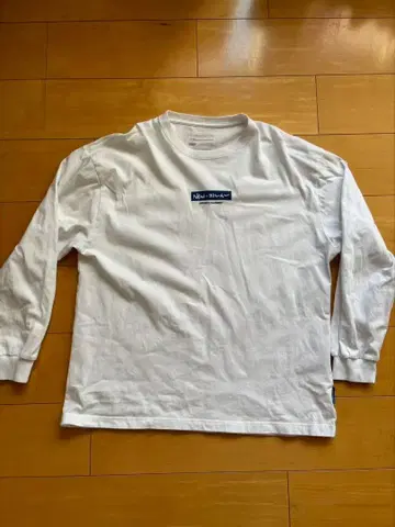 화이트 긴팔 T셔츠 newjeans 로고