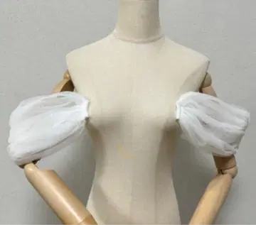 화이트 튤 부착 소매