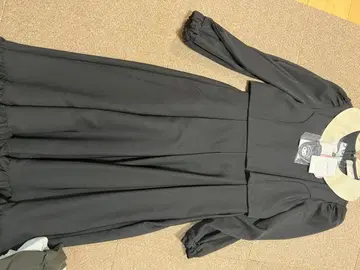 블랙 긴팔 원피스 베이지 카라 부착