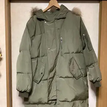올리브 그린 퍼 포함 다운 자켓