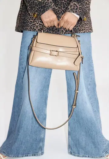 H&M 스트랩 디테일 크로스 바디백