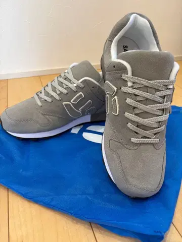 그레이 스웨이드 캐주얼 스니커즈 수납 봉투 포함