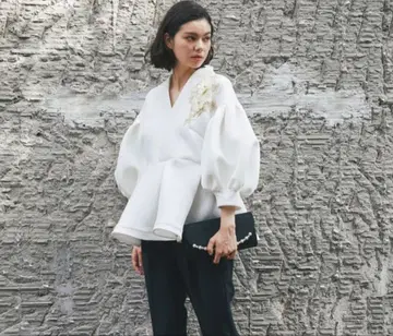 [택 포함 미사용 새상품] 꽃 모티브 V넥 벌룬 소매 상의 S