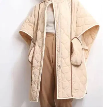 미사용 새상품 Ungrid 퀼팅 리버서블 판초 베이지