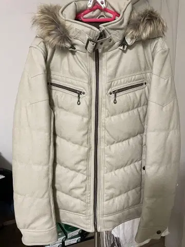 크림색 퍼 다운 자켓