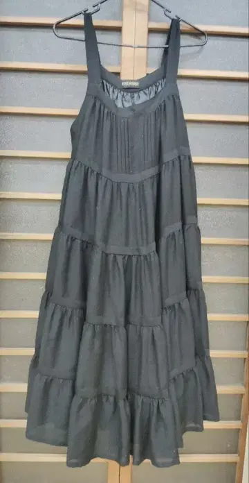 엑산토리크 블랙 티어드 슬리브리스 원피스