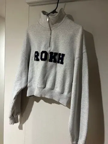 ROKH 하프 지퍼 크롭 맨투맨 그레이