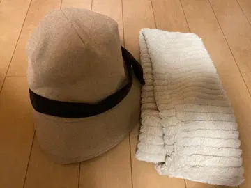 베이지 버킷햇과 스카프 세트