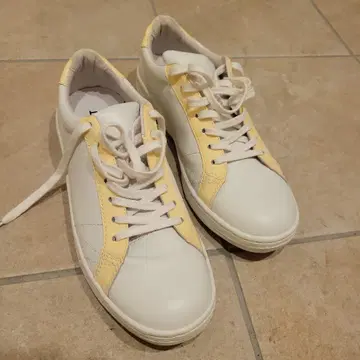 ATTACHMENT 스무스 가죽 로우컷 스니커즈 화이트