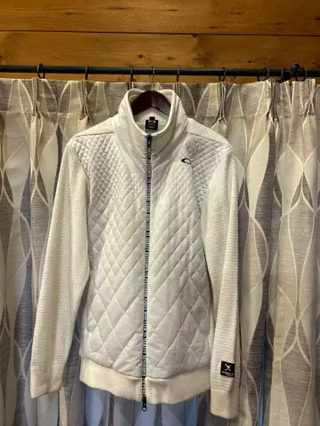 화이트 퀼팅 풀 지퍼 자켓