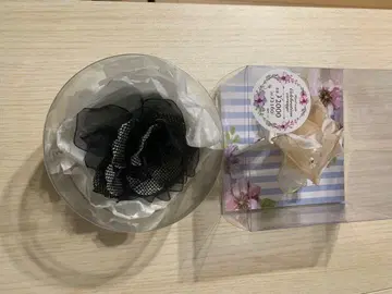 쉬폰 소재 블랙과 아이보리 코사지 2개 세트