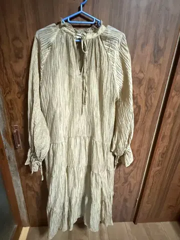 디스코트의 베이지 원피스