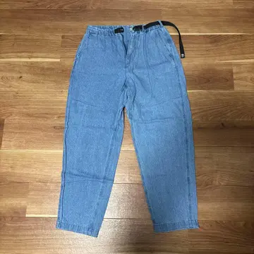 라이트 블루 테이퍼드 데님 팬츠