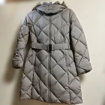 [유니클로] 퍼 달린 그레이 퀼팅 다운 코트 벨트 포함 S 사이즈