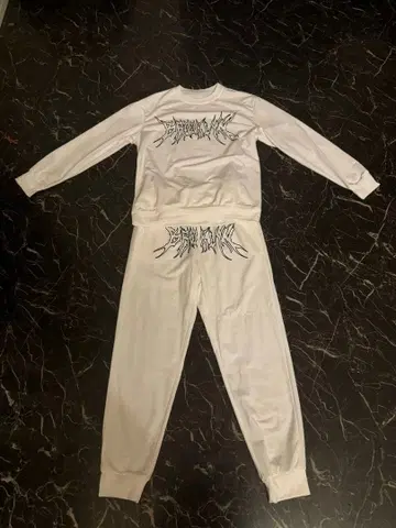 화이트 그래픽 프린트 맨투맨 세트