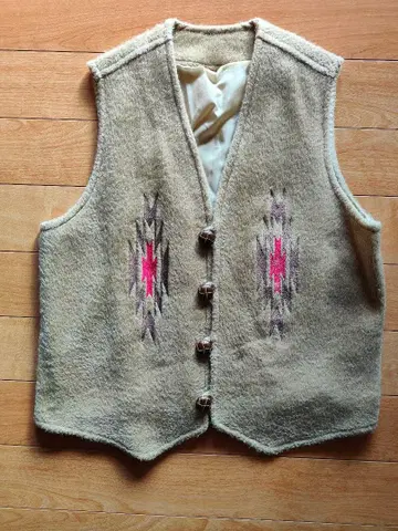 베이지 자수 울 베스트