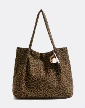 레오파드 무늬 토트백 참 포함