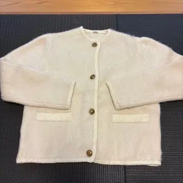 Mila Owen 금장 버튼 무스탕 라이크 보아 니트 가디건