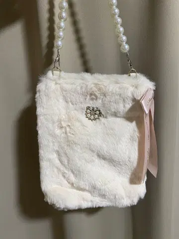 메종 드 후르츠 화이트 퍼 핸드백