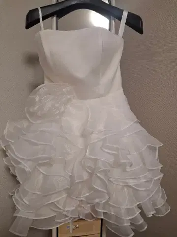 화이트 프릴 웨딩 드레스