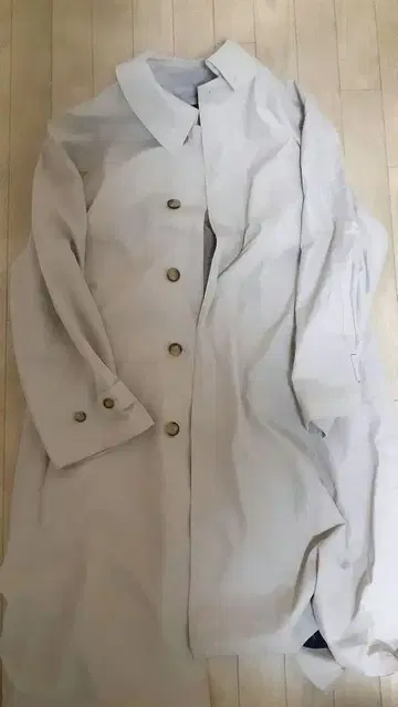 베이지 트렌치코트 골드 버튼