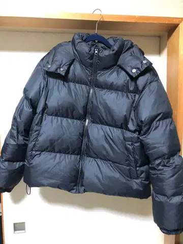 블랙 후드 부착 숏 다운 자켓