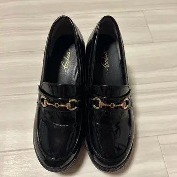 블랙 에나멜 로퍼 힐