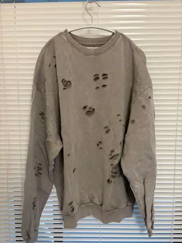 데미지 가공 오버 사이즈 그레이 스웨터